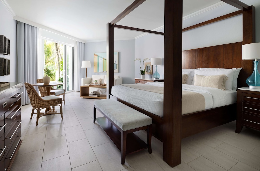 West Bay, Swim Up, Junior Suite, King Bed, Large, Club Floor