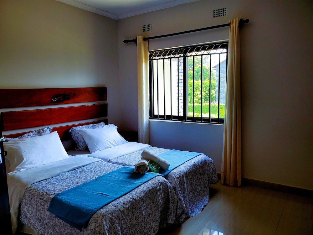 3 Bedrooms, Signature, House, Queen and Twin Beds, Pool Access، Exquisite Modern Apartment In Lusaka 2/10