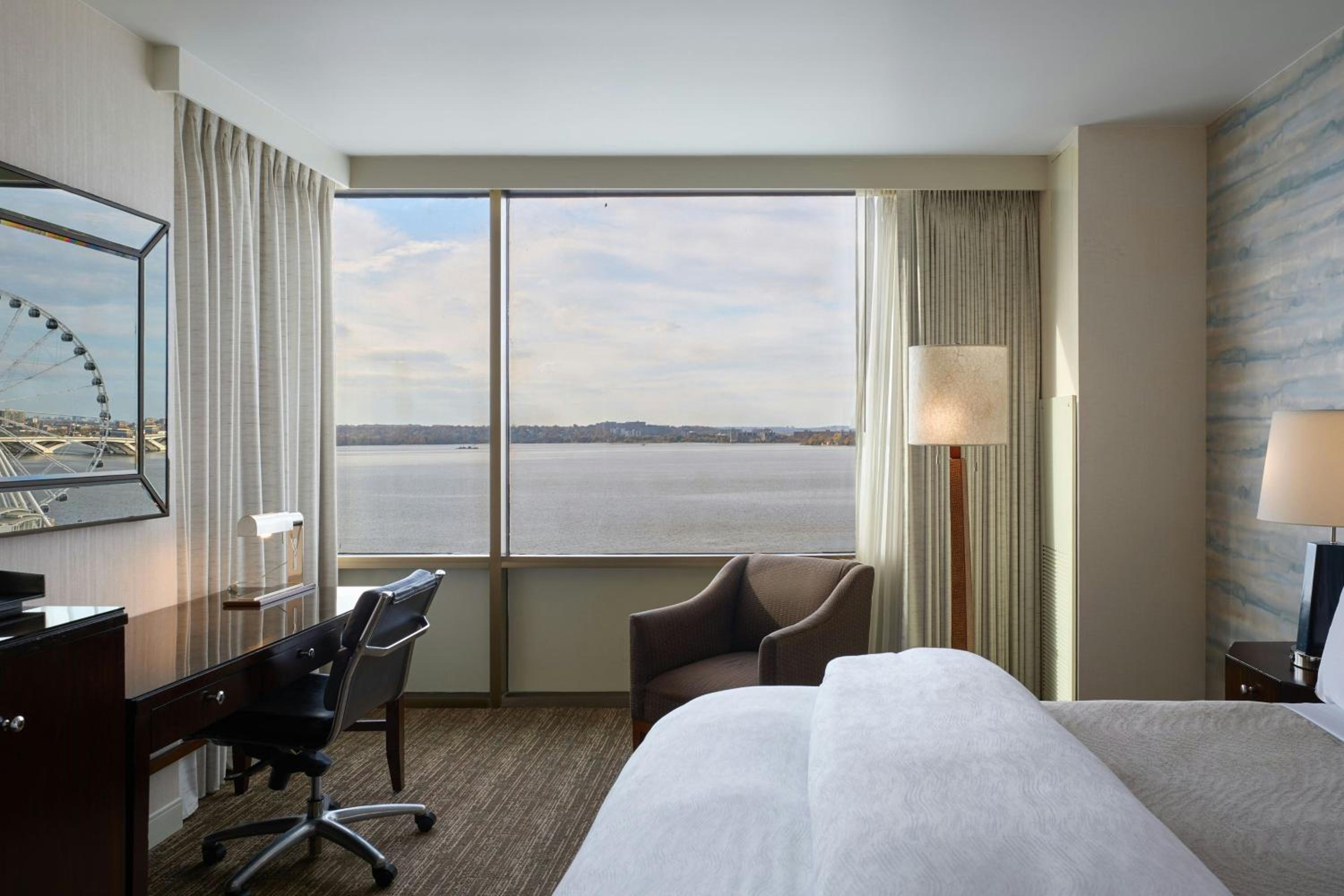 غرفة ديلوكس بسرير كينج بإطلالة على النهر، The Westin Washington National Harbor 4/7