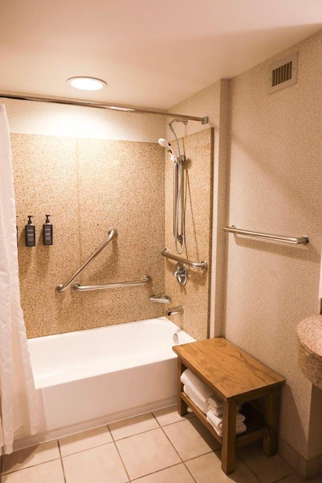 غرفة بسرير كينج بحوض استحمام لذوي الإعاقة، SHERATON OVERLAND PARK HOTEL AT THE CONVENTION CENTER 7/10
