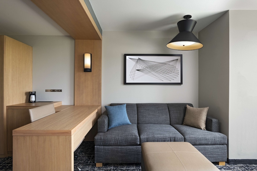 Hyatt Place Austin / Lake Travis / Four Points 40/55