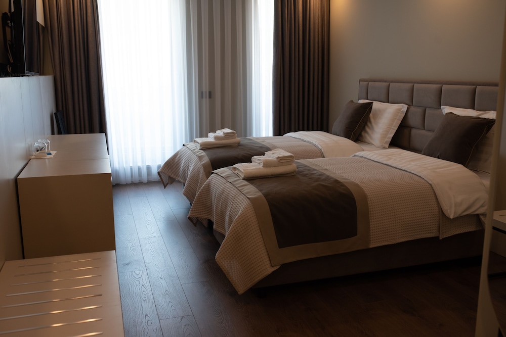 Royal East Resort 32/64