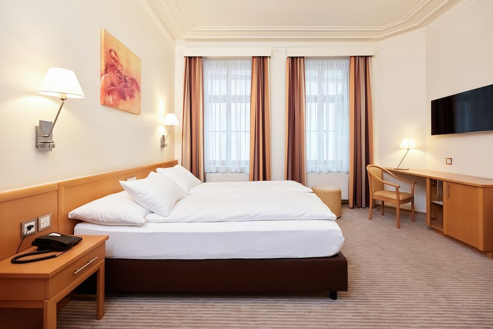 ROOM, DOUBLE BED