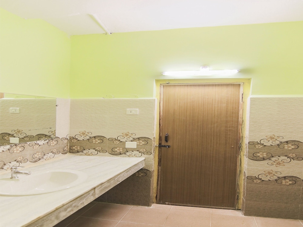 Oyo 10709 Hotel Sbt 22/23