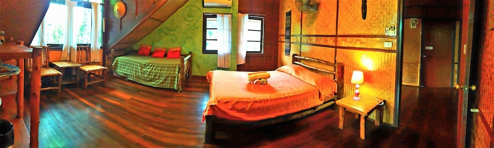 TRADITIONAL, SHARED BATHROOM