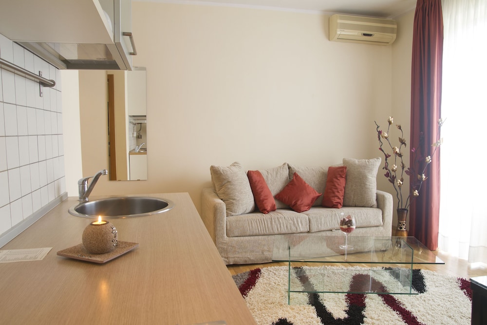 PRINCE RESIDENCE(FORMERLY VESUVIO PRICE RESIDENCE APARTHOTEL) 47/75