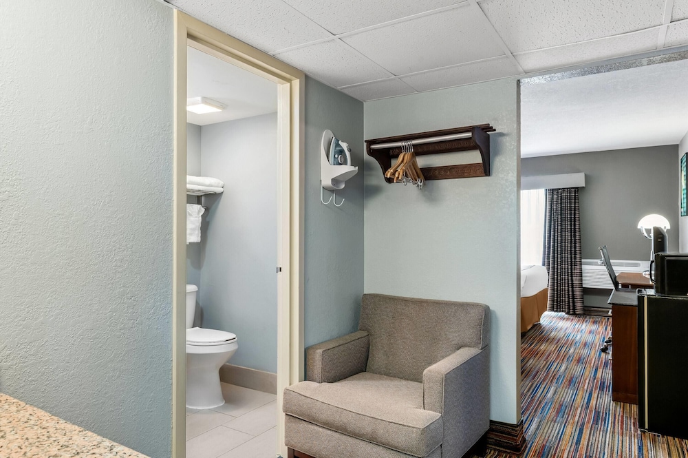 Travelodge By Wyndham Bloomington 38/62