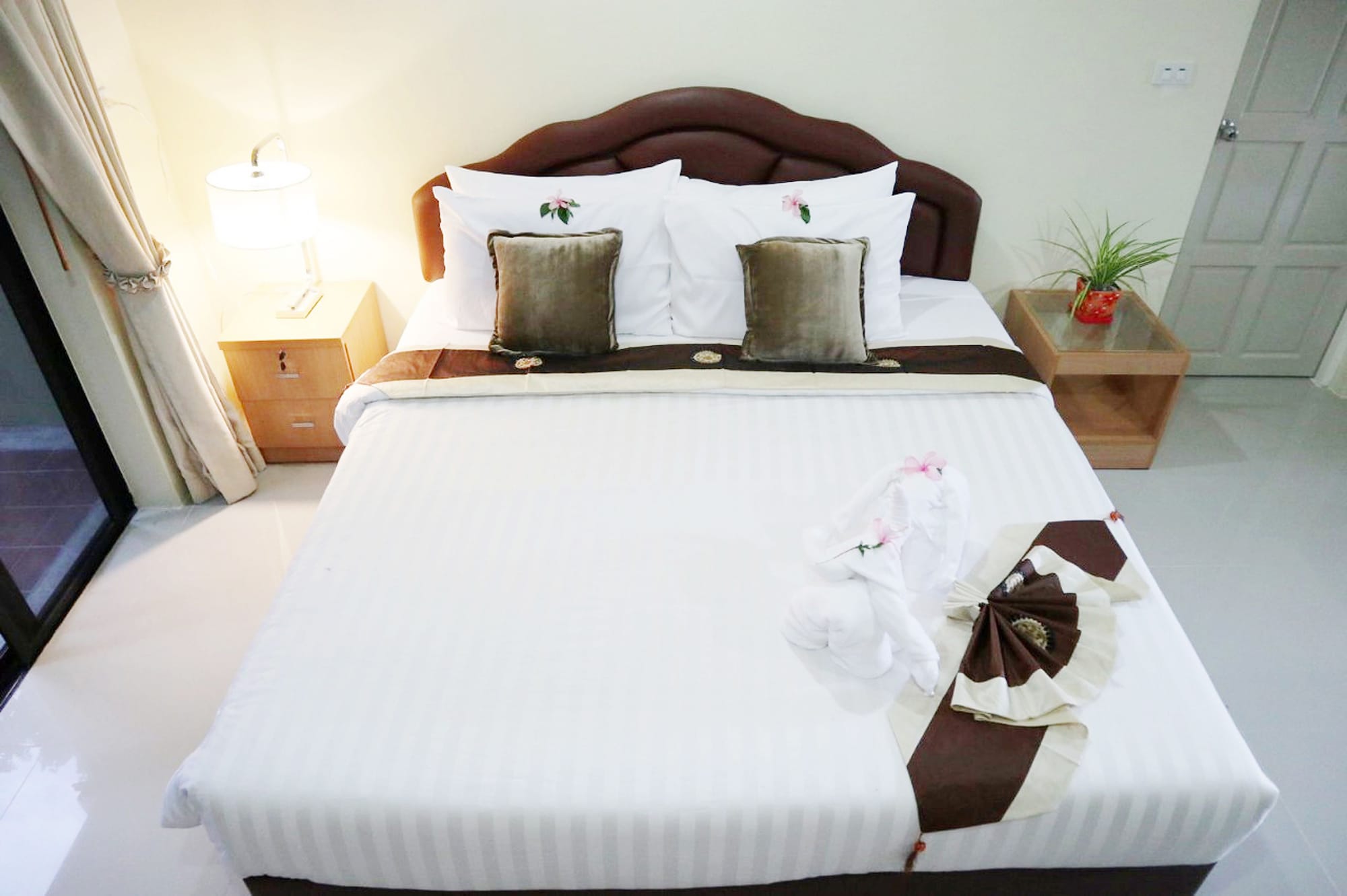 DELUXE, DOUBLE BED