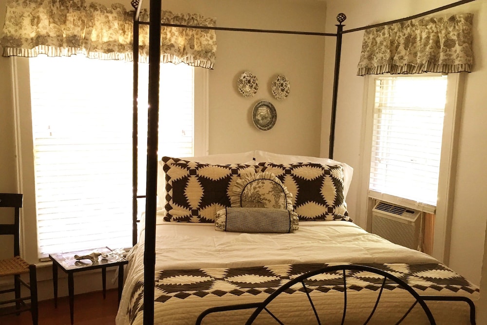 18 Vine Inn &amp; Carriage House 32/50