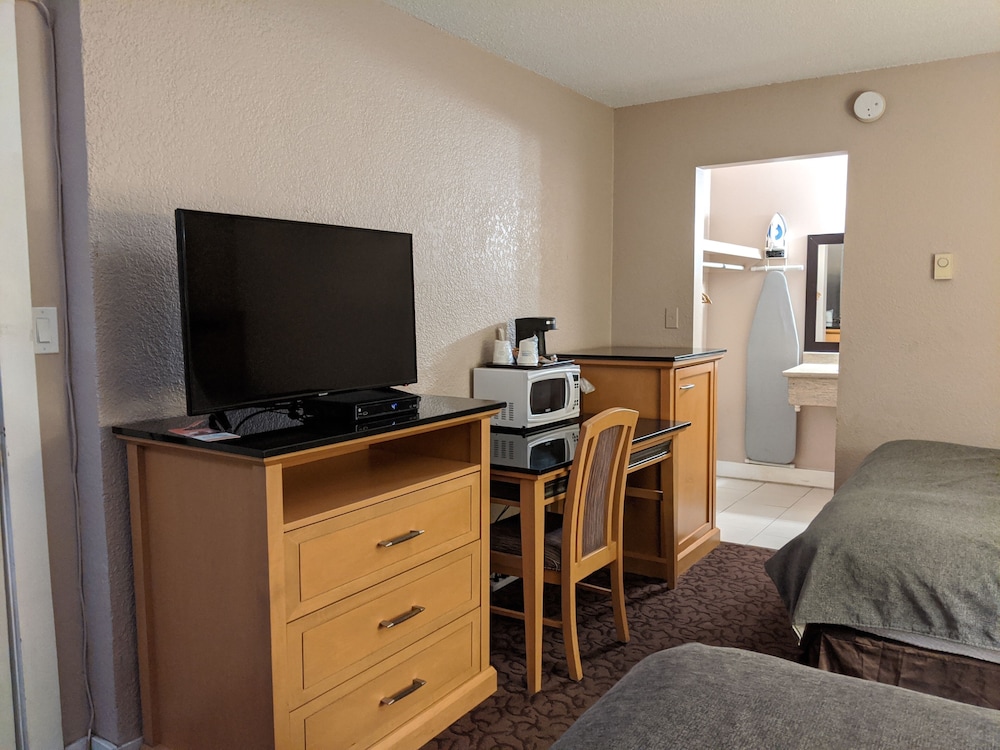 Howard Johnson By Wyndham Downtown Kamloops 23/33