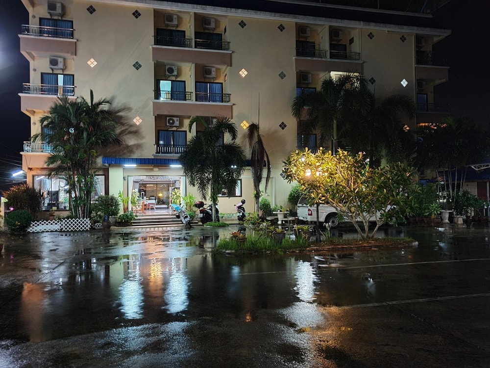 Ritzy House Hotel 18/19