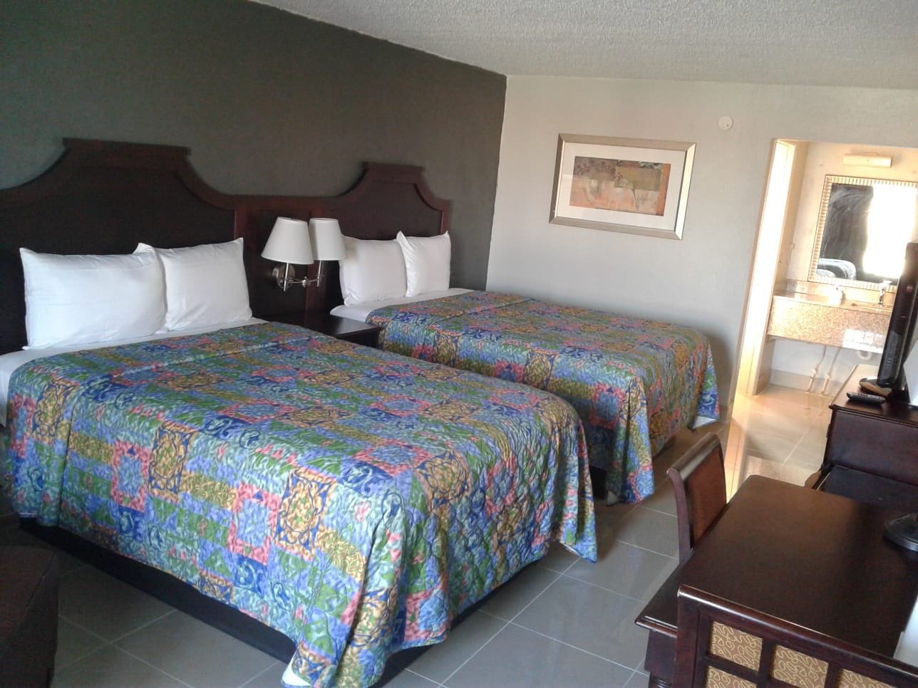 DELUXE, 2 DOUBLE BEDS, SMOKING