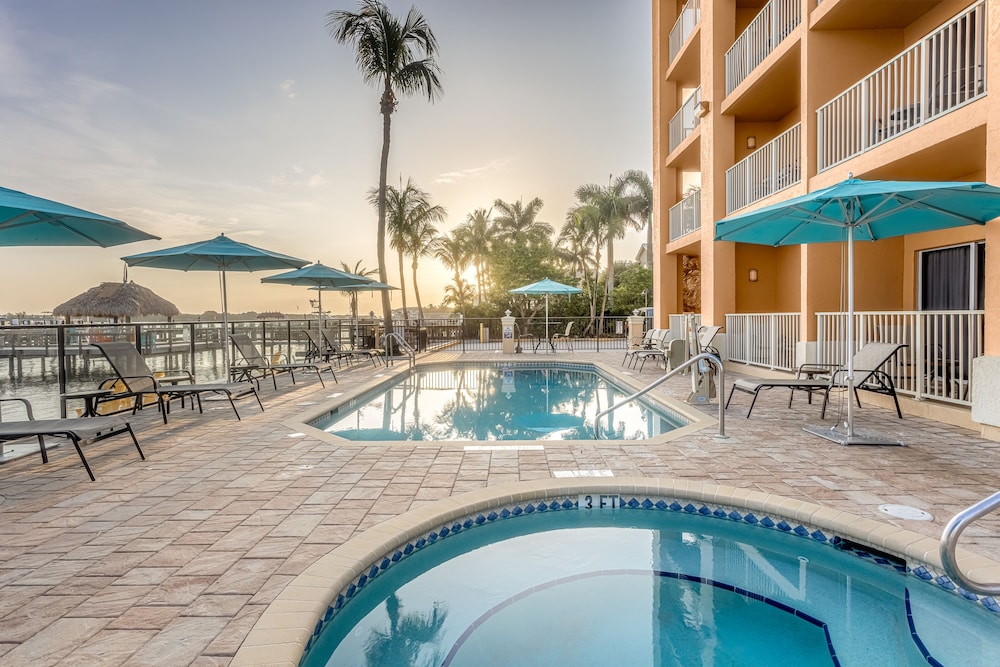 Hutchinson Island Plaza Hotel And Suites 39/63