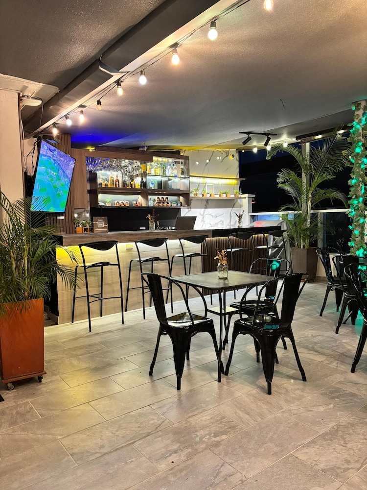 Hotel Laureles Plaza 52/63