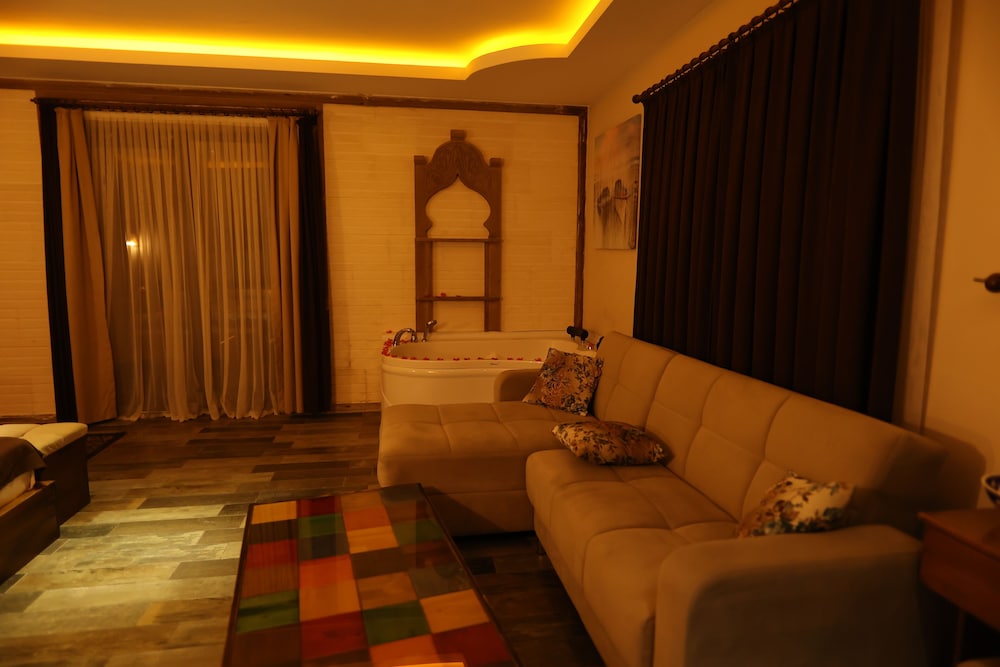 El Nazar Stone Suite 29/50