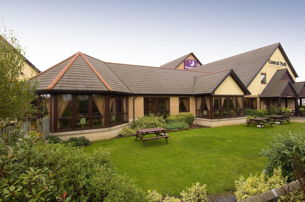 Premier Inn Rugby North (M6 Jct1) 23/27