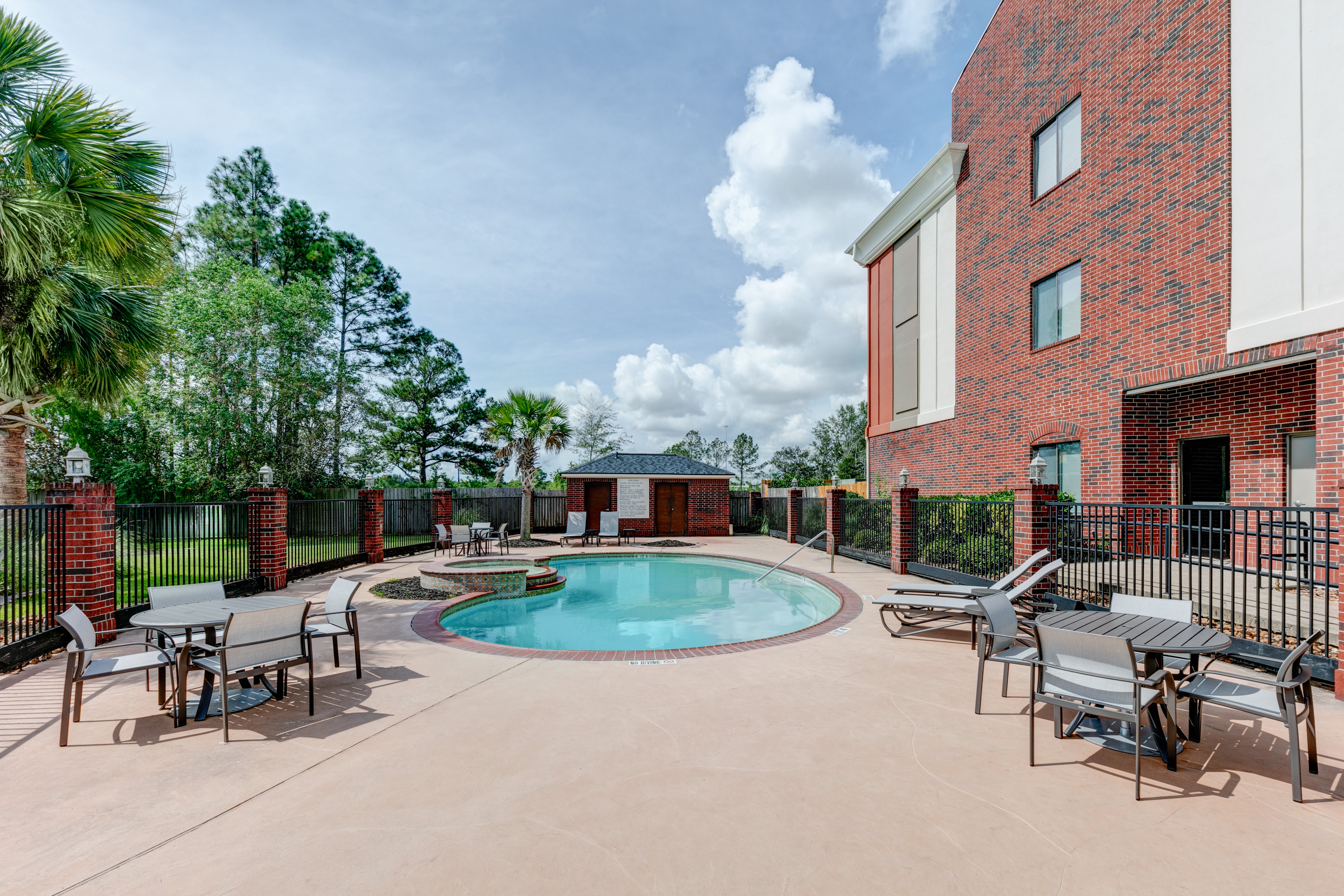 Holiday Inn Express Hotel & Suites Winnie 59/63