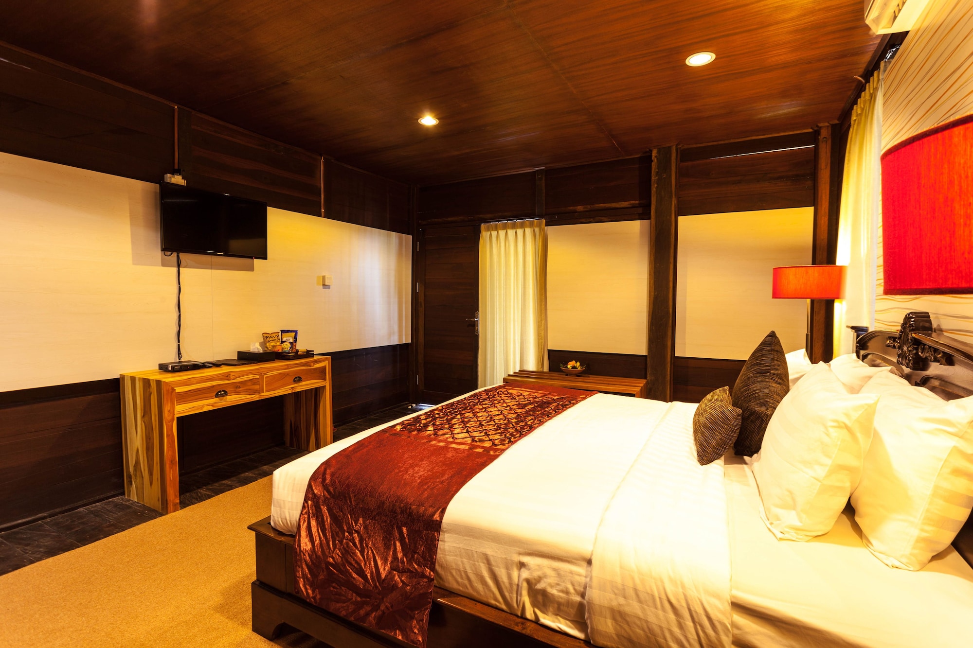 SUITE, QUEEN BED, CITY VIEW