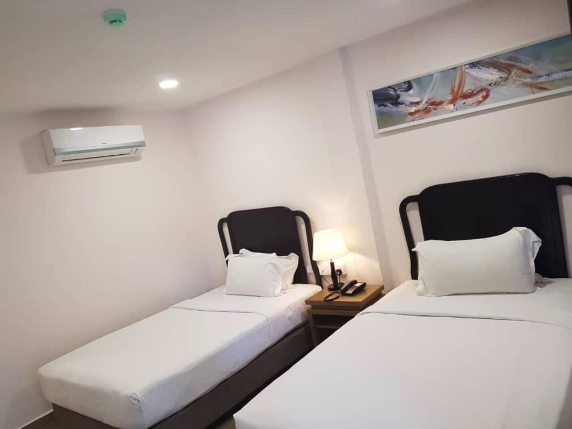 ROOM, TWIN BEDS
