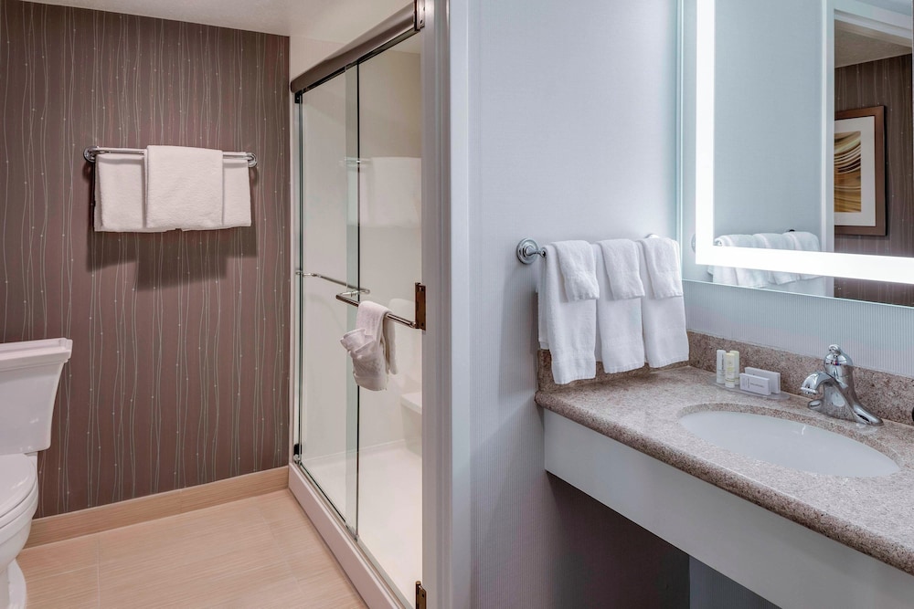 غرفة بسرير كينج بشرفة لذوي الإعاقة، Courtyard By Marriott Portsmouth 4/5