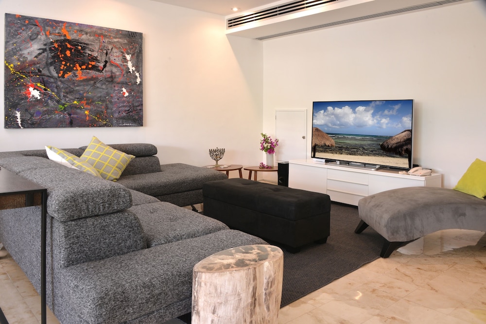 Magia Beachside Condo 31/47