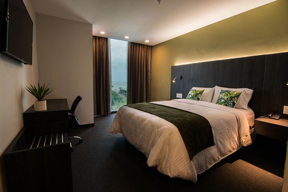 Innfiniti Hotel Suites 15/42