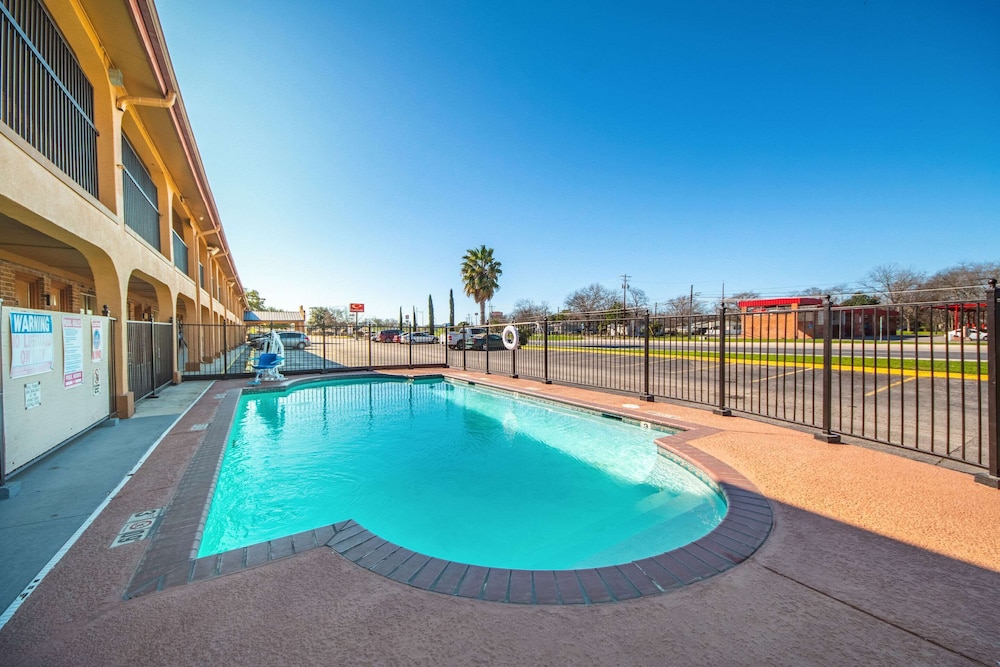 Econo Lodge San Marcos University Area 8/31