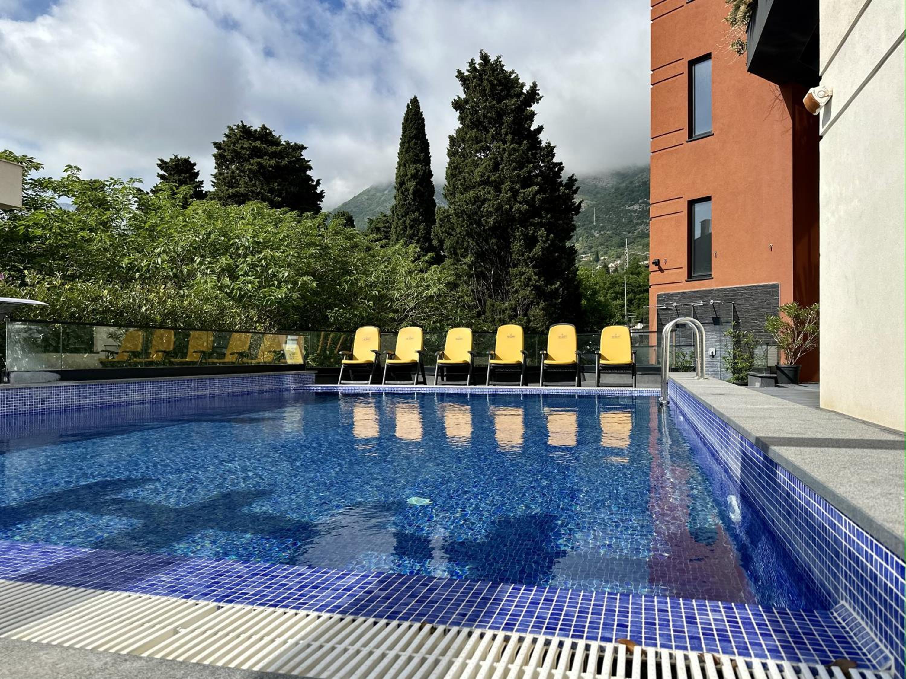 Hotel Del Medio 10/24
