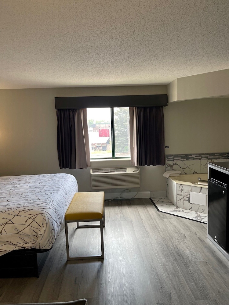 HomeTown Inn and Suites Belle Plaine 17/65