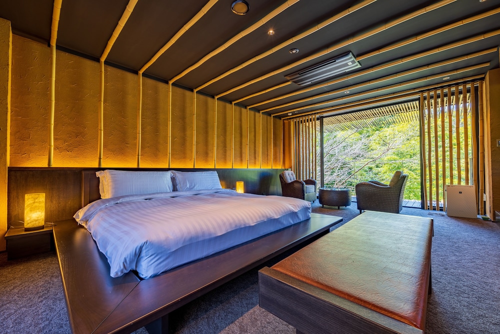 Ambassador, Suite, King Bed, Outdoor Bath