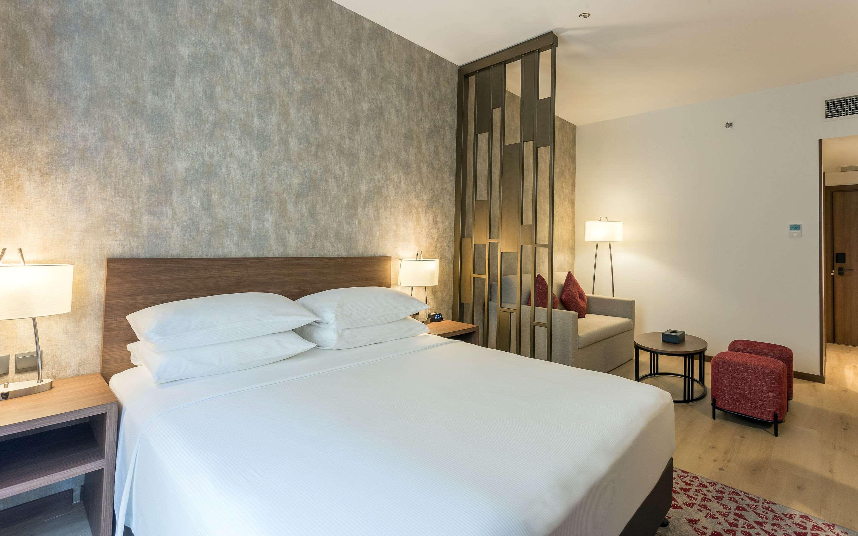 SUITE, KING BED, SMOKING