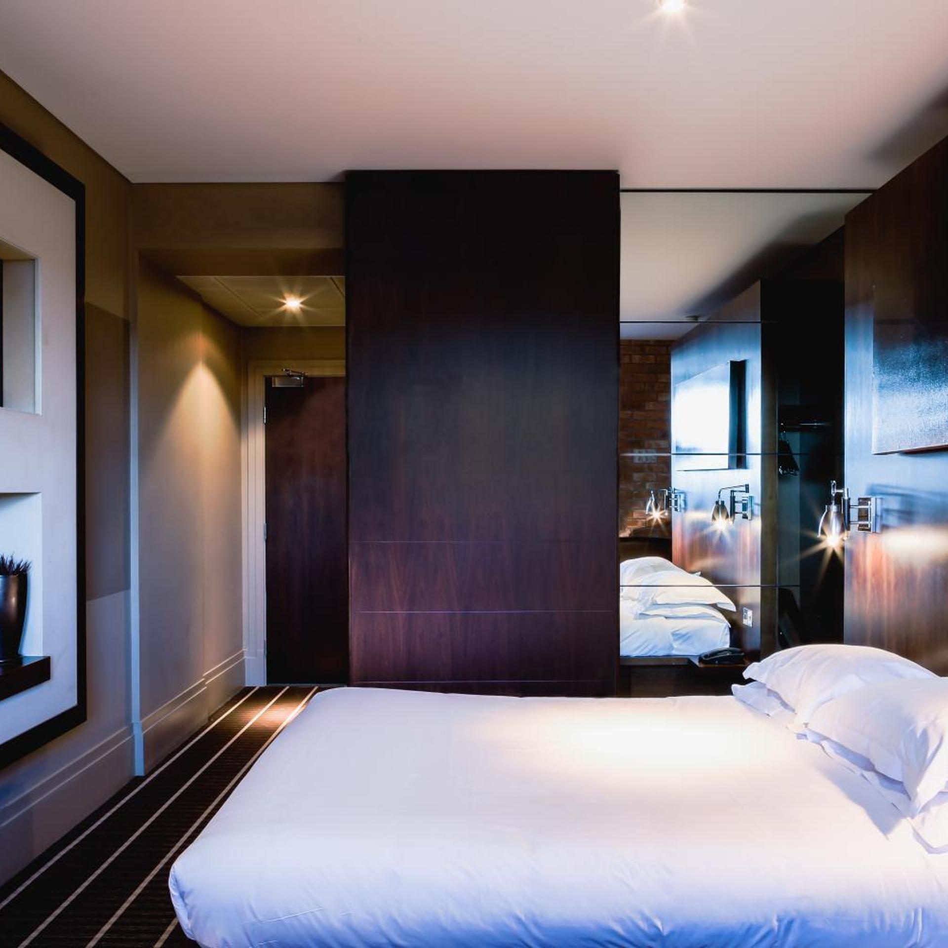 EXECUTIVE, KING BED