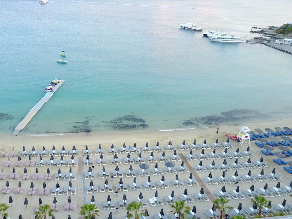 Mykonos Dove Beachfront Hotel 68/73