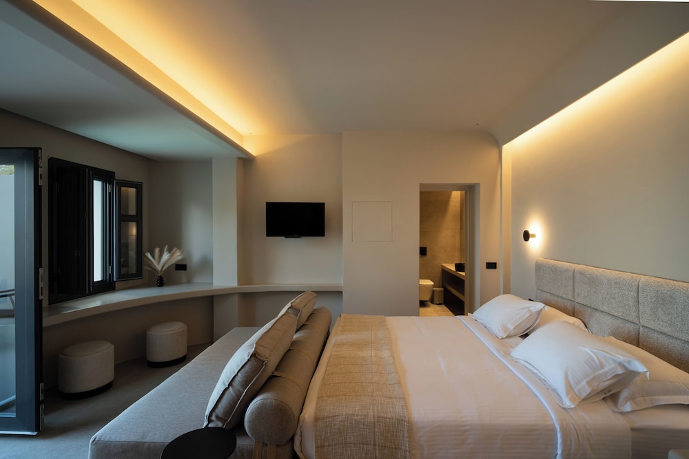 Suite, Queen Bed, Caldera View, Plunge Pool
