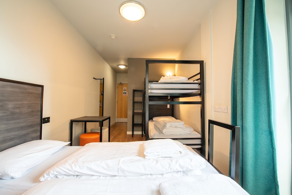 ROOM, QUADRUPLE