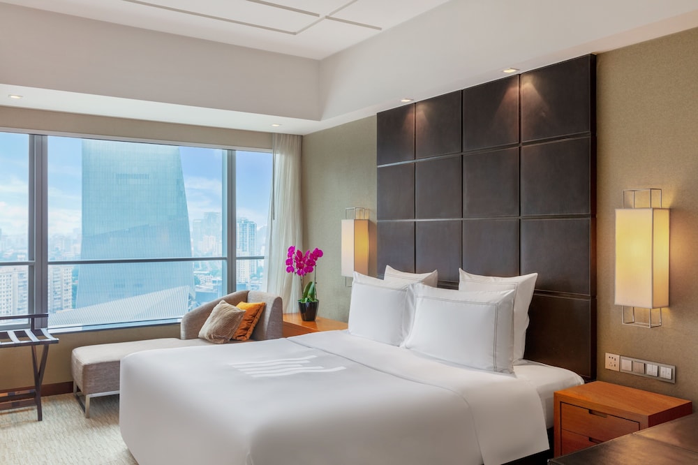 SUITE, KING BED