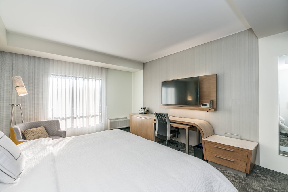 Courtyard By Marriott West Springfield 5/45