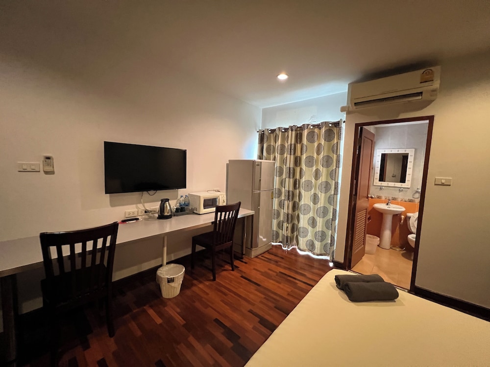 Kanavera Sriracha Hotel and Serviced Apartment 67/77