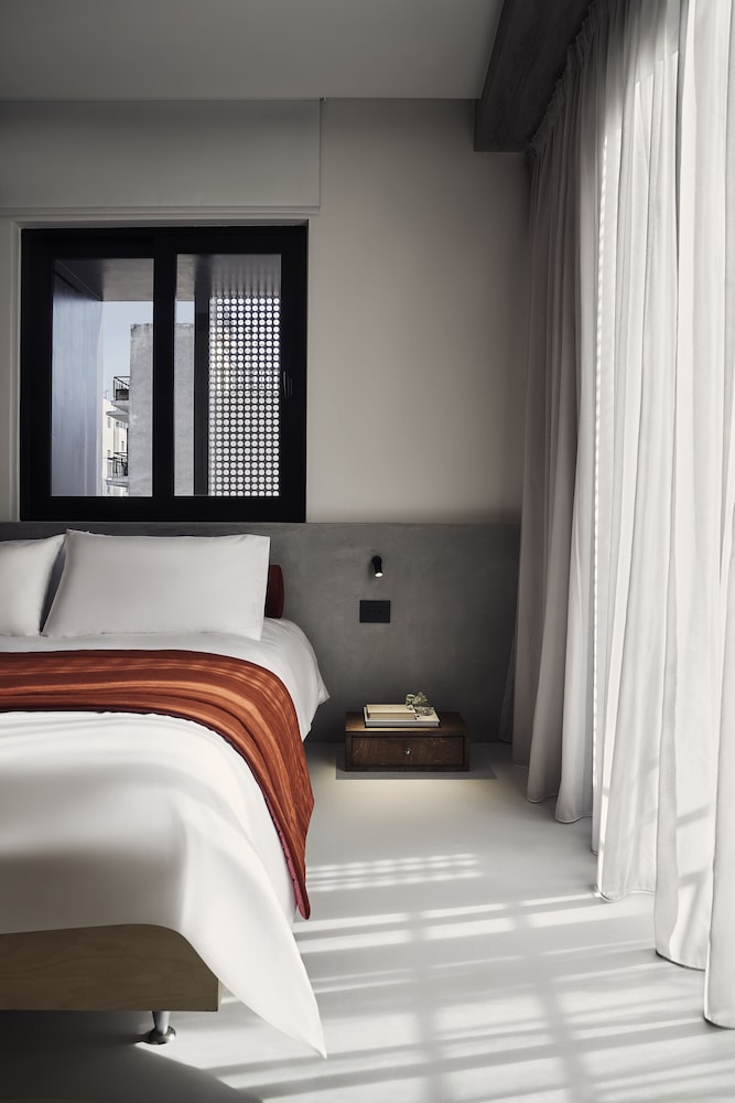 JUNIOR, QUEEN BED, CITY VIEW, SOFA