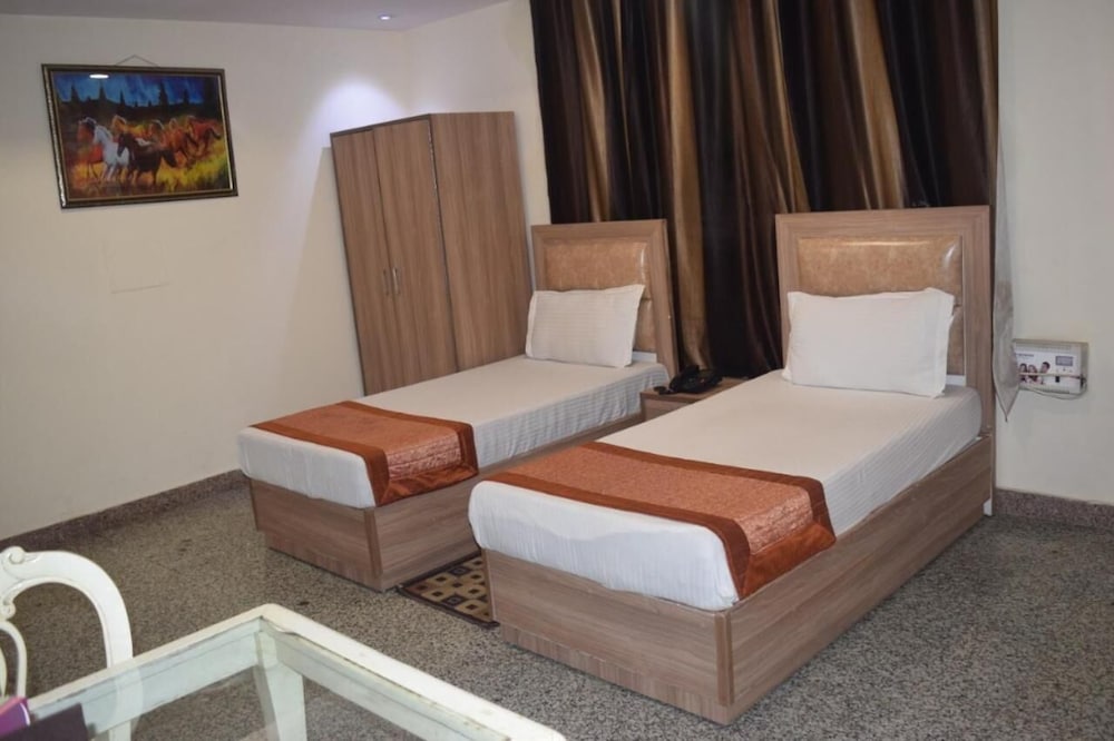 Hotel The Paramont Delhi 37/50
