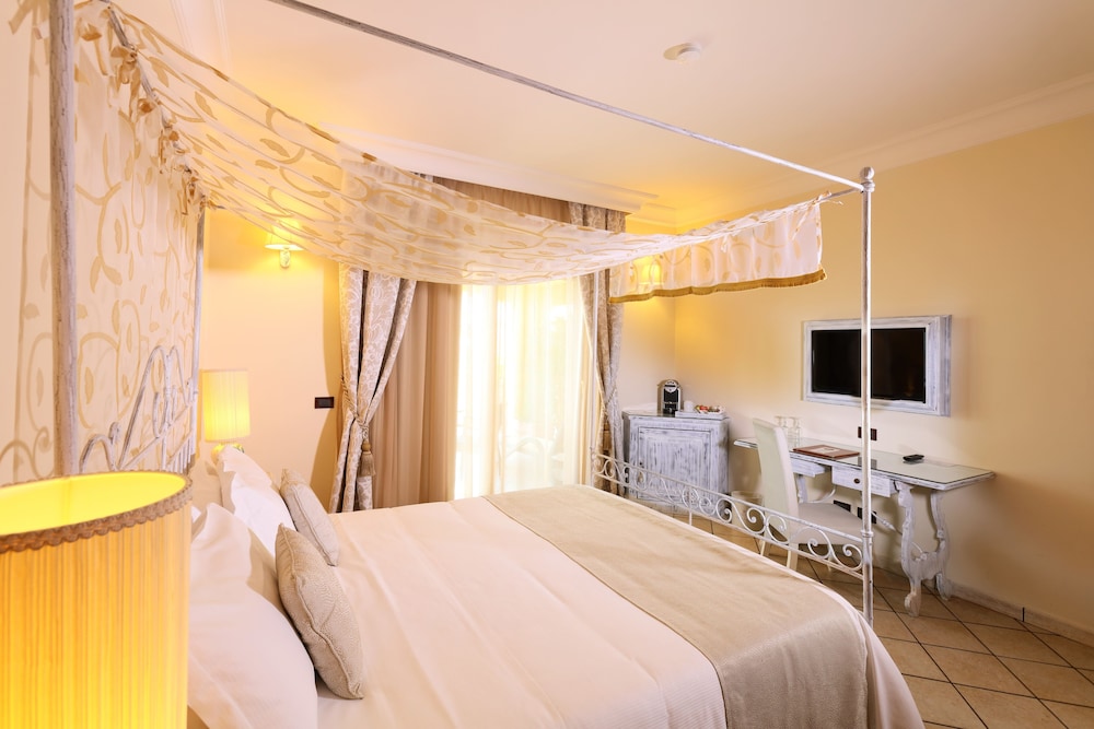 SUPERIOR, DELUXE, DOUBLE BED