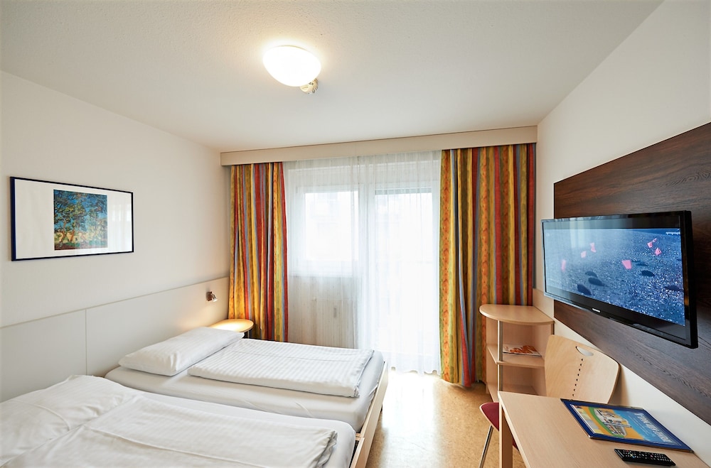 DELUXE, SINGLE, COURTYARD VIEW