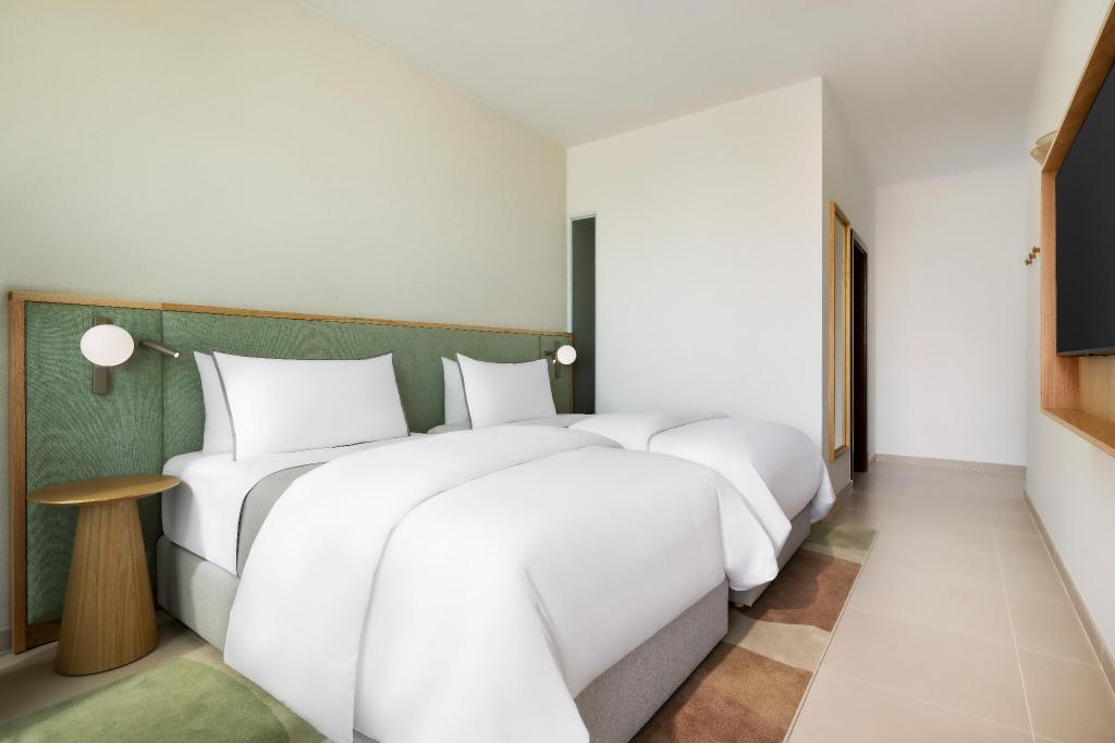 Guest Room, Deluxe, Twin Beds, Urban View, Balcony، The Westin Salgados Beach Resort, Algarve 4/7