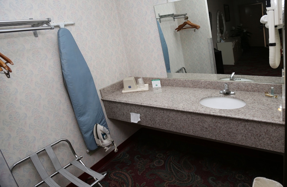 غرفة قياسية بسريرين كوين، Magnuson Hotel Howell/Brighton 5/6