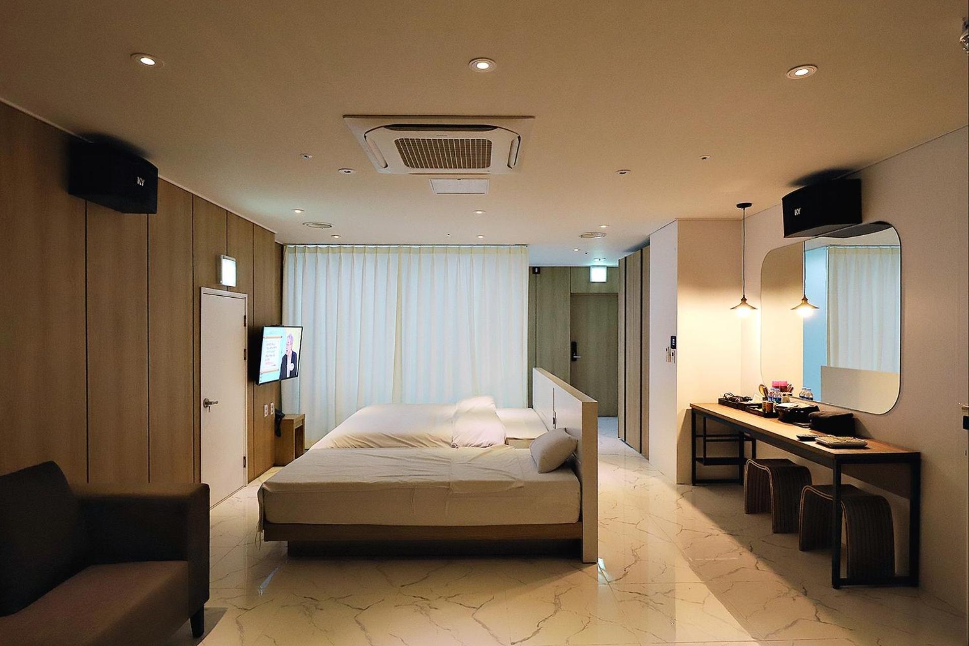 Studio, Queen Bed