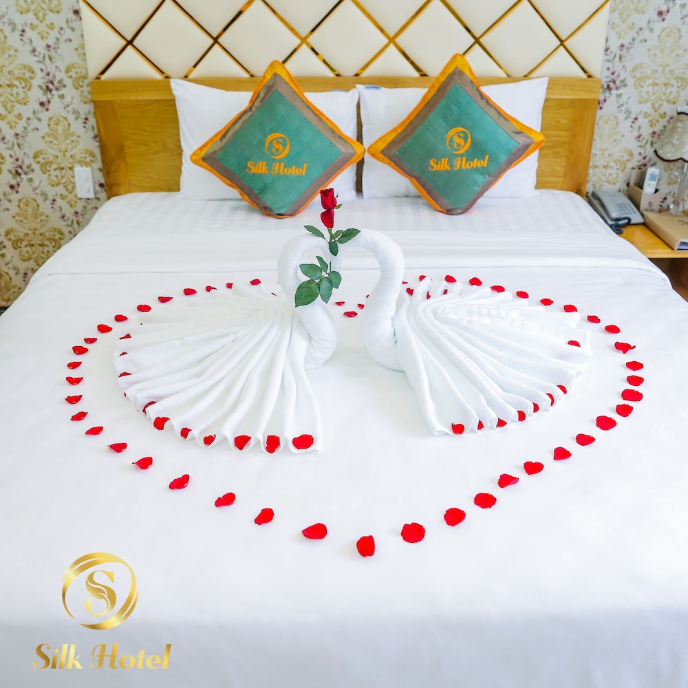 RedDoorz Plus near Tan Son Nhat airport 2 40/50
