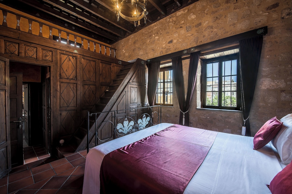 SUPERIOR, SUITE, KING BED