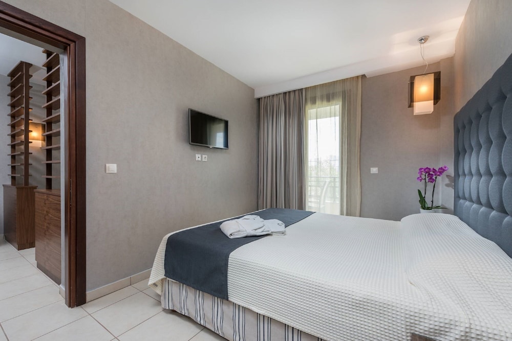 Family Suite, King and Twin Beds