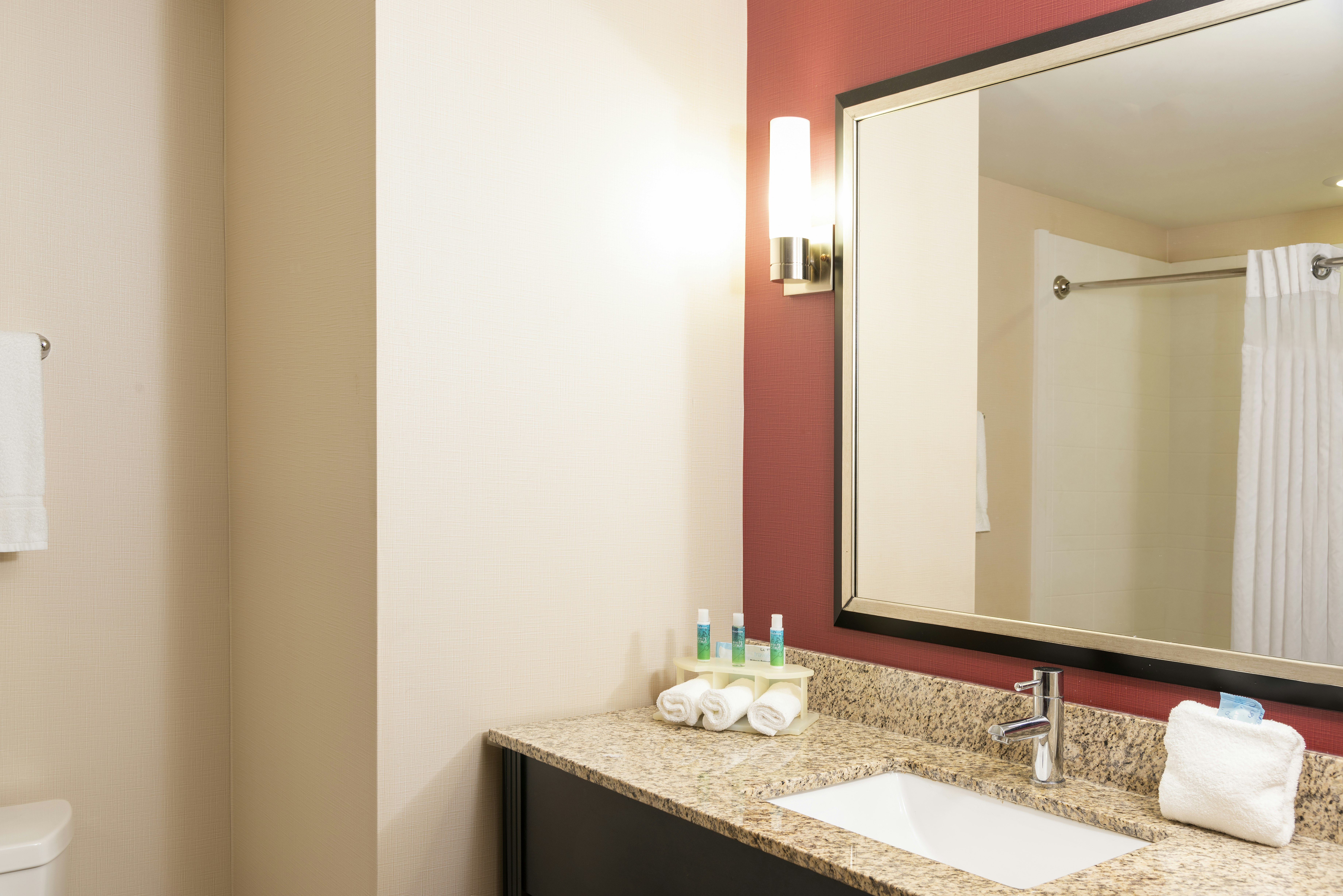 Holiday Inn Express Hotel Suites New Philadelphia 64/66