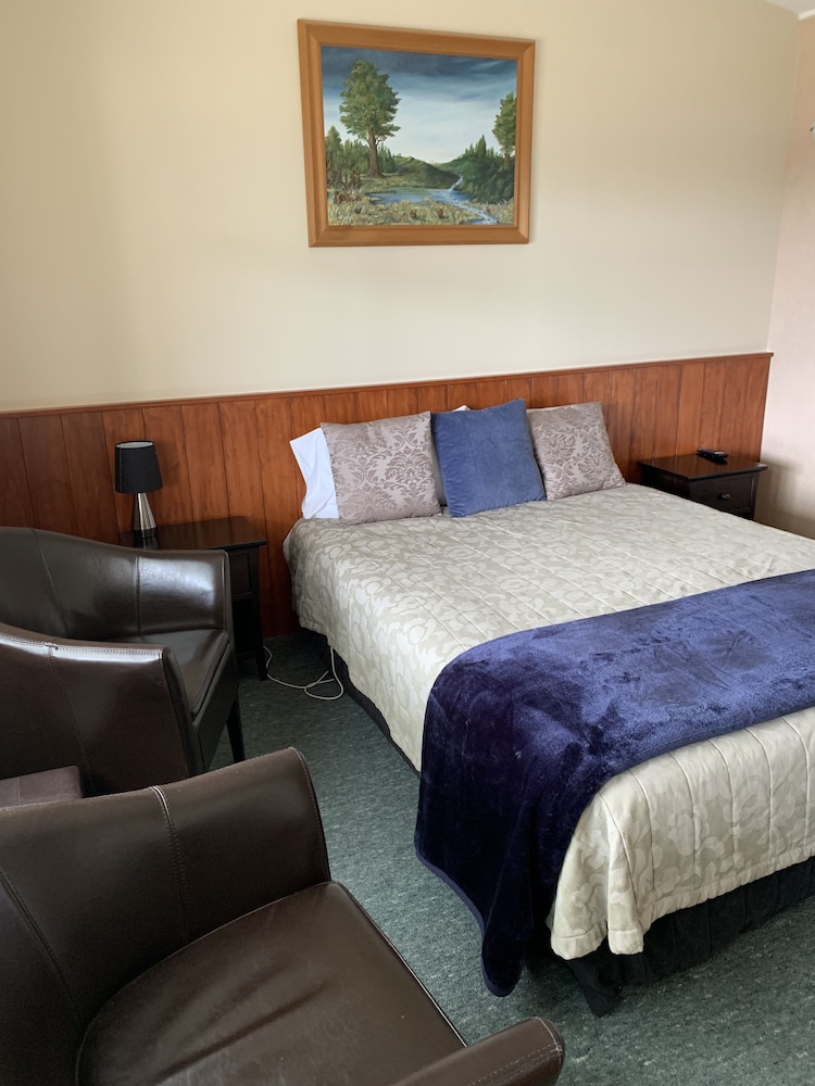 MANAPOURI LAKEVIEW MOTOR INN 25/69
